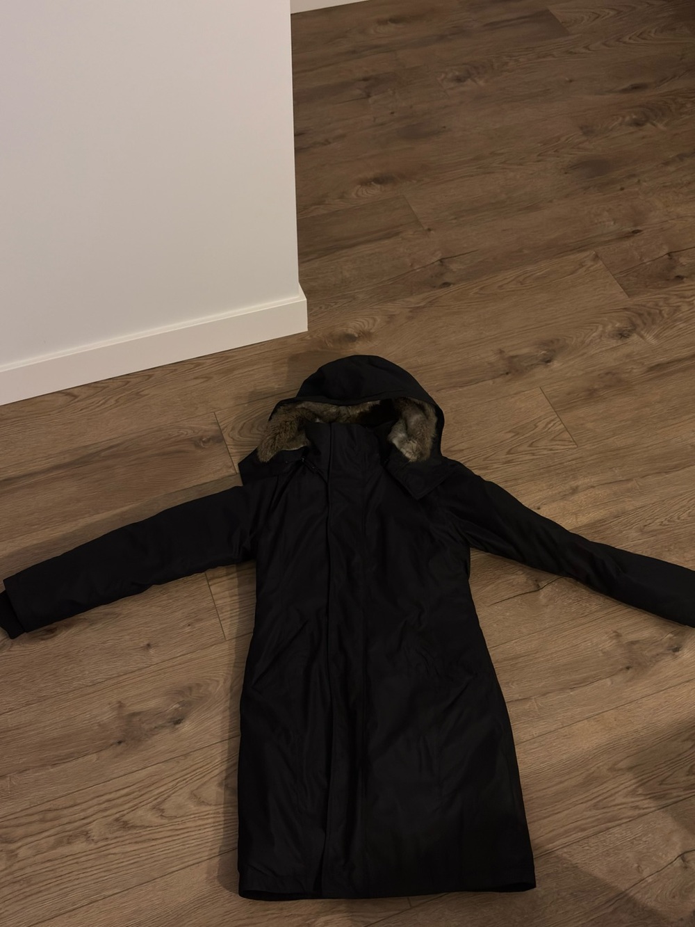 Aritzia Babaton ''Oskar '' Parka Black Long Hooded Coat with Faux-Fur Trim